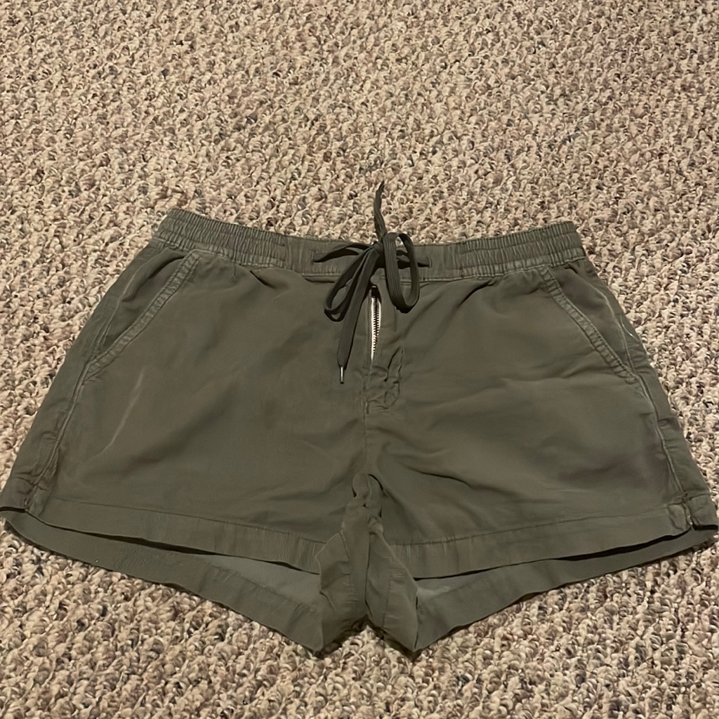 American Eagle Army Green Shorts. Great Quality. No Stains, Holes, Or Tears.
